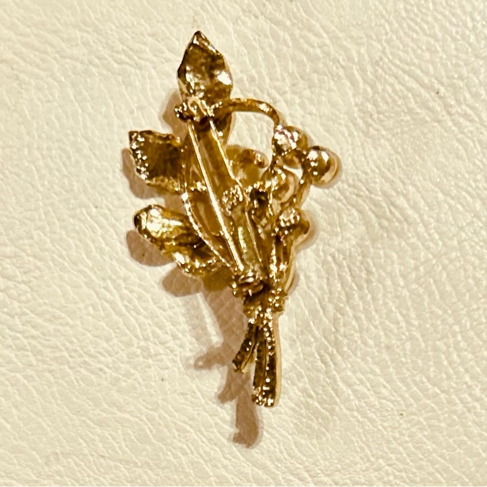 Vintage <~ Fancy Old ~> Faux Gold and Pearl Brooch - Picture 2 of 2